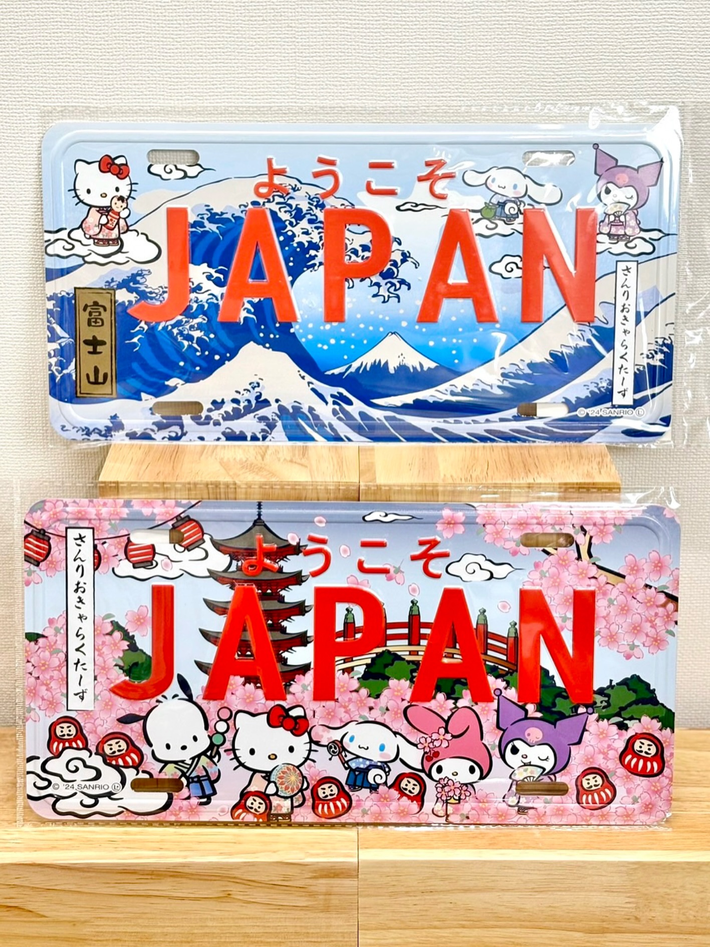 海外の方に人気！！日本のおみやげ🇯🇵
サンリオキャラクターズのナンバー形プレート！
お部屋の壁が可愛くなる🍡ꉂ • ༚ • 🎀
インテリアのアクセントにどうぞ！

☑︎サンリオ ナンバー形プレート
サイズ 約幅30.5x奥行0.2x高さ15.3cm
┈┈┈┈┈┈┈┈┈┈┈┈┈┈┈┈┈┈┈┈┈┈┈┈┈
【取扱店舗】嵐山店
⚠︎よしとよ店舗によって取り扱い商品が異なります！

#サンリオ #サンリオナンバープレート #Sanrio
#サンリオキャラクターズ#サンリオグッズ
#ハローキティ#シナモロール#クロミ
#京都お土産#kyototravel #よしとよ嵐山店