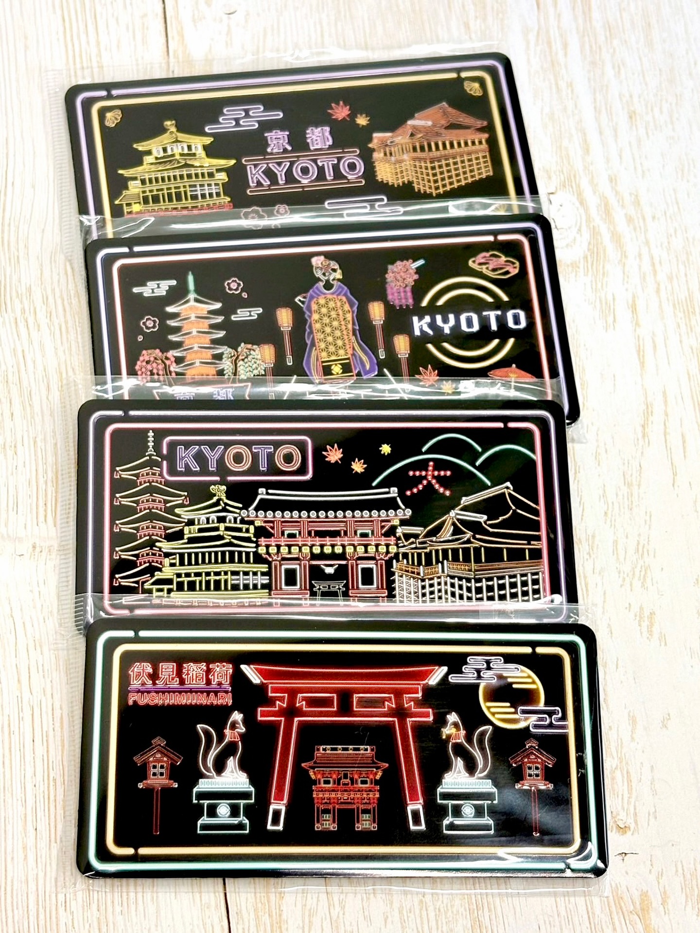 よしとよ嵐山店です！おみやげに人気のこちら💁‍♀️
ポップで遊び心のあるネオンサイン風マグネット🌈
京都モチーフのデザインがめっちゃ映えてます！！！
旅の思い出が楽しくよみがえりそうなマグネット✨
ロッカーやブラックボードにペタッ♪
冷蔵庫に貼っても可愛いです⸜(*ˊᗜˋ*)⸝ 

☑︎京都ネオン マグネット
┈┈┈┈┈┈┈┈┈┈┈┈┈┈┈┈┈┈┈┈┈┈┈┈┈
【取扱店舗】嵐山店
⚠︎よしとよ店舗によって取り扱い商品が異なります！

#マグネット集め #京都みやげ #お土産マグネット
#和雑貨 #ネオンサイン風 #japanmagnet 
#kyototravel #よしとよ嵐山店