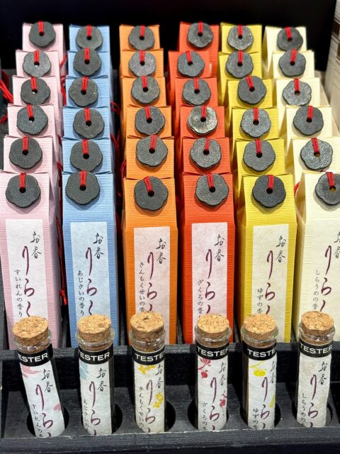 お香 #りらく はさくら、あじさい、きんもくせい、ざくろ など
四季折々の花や木の香りを集めたお香シリーズ。
和菓子のような色とりどりのパッケージも可愛いくて
おみやげに人気です♡香立ても付いています！

季節のうつろいを感じる優しい和の香りで
穏やかな時間をお楽しみください🪴

☑︎お香 りらく(ステック)　/ 燃焼時間約12分
┈┈┈┈┈┈┈┈┈┈┈┈┈┈┈┈┈┈┈┈┈┈┈┈┈
【取扱店舗】嵐山店
⚠︎よしとよ店舗によって取り扱い商品が異なります！

#お香りらく #お香 #京都みやげ #お土産 #桜の香り
#金木犀 #和の香り #インセンス #incense
#kyototravel #よしとよ嵐山店