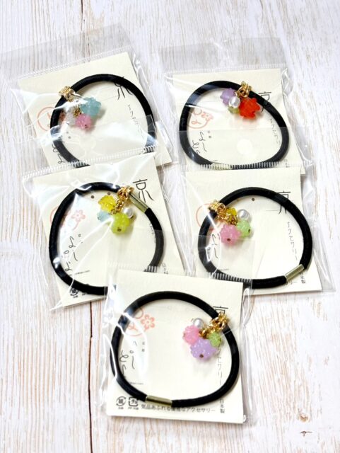 ころんっと揺れる #金平糖ヘアゴム ⭐️ 
カラフルで愛らしいお菓子がアクセサリーに！！

髪を結ぶとふわっとかわいい印象になる♡
手首につけても間違いなくかわいい♡
女の子に人気のヘアアクセサリーです| ᐕ)⁾⁾
お友達とお揃いにしたり…
グループで色違いにしたり…おみやげにどうぞ！

☑︎金平糖ヘアゴム
┈┈┈┈┈┈┈┈┈┈┈┈┈┈┈┈┈┈┈┈┈┈┈┈┈
【取扱店舗】嵐山店

#金平糖 #こんぺいとう #京アクセサリー #可愛いヘアゴム
#ヘアアクセサリー #京都お土産#kyototravel #よしとよ嵐山店