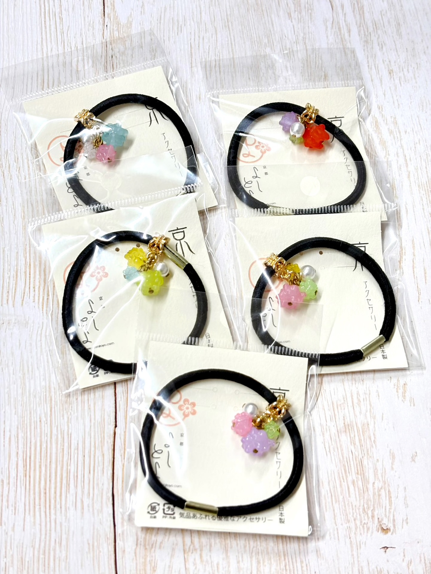 ころんっと揺れる #金平糖ヘアゴム ⭐️ 
カラフルで愛らしいお菓子がアクセサリーに！！

髪を結ぶとふわっとかわいい印象になる♡
手首につけても間違いなくかわいい♡
女の子に人気のヘアアクセサリーです| ᐕ)⁾⁾
お友達とお揃いにしたり…
グループで色違いにしたり…おみやげにどうぞ！

☑︎金平糖ヘアゴム
┈┈┈┈┈┈┈┈┈┈┈┈┈┈┈┈┈┈┈┈┈┈┈┈┈
【取扱店舗】嵐山店

#金平糖 #こんぺいとう #京アクセサリー #可愛いヘアゴム
#ヘアアクセサリー #京都お土産#kyototravel #よしとよ嵐山店