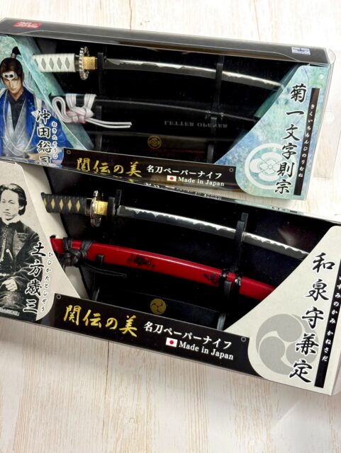 京都にゆかりの深い新選組
沖田総司の愛刀「 菊一文字則宗 」と
土方歳三の愛刀「 和泉守兼定 」を
再現した#ペーパーナイフ おみやげに人気です✨

そのまま飾って鑑賞するのも紙を切るのも
テンション上がります！！！
細部までこだわった美しい造形にも注目✨

歴史好きさん、刀剣好きさんにおすすめです♡

☑︎名刀ペーパーナイフ（掛け台付）
┈┈┈┈┈┈┈┈┈┈┈┈┈┈┈┈┈┈┈┈┈┈┈┈┈
【取扱店舗】嵐山店
⚠︎よしとよ店舗によって取り扱い商品が異なります！

#新選組 #名刀ペーパーナイフ #沖田総司 #菊一文字則宗 
#土方歳三 #和泉守兼定 #刀剣好き #samurai #paperknife
#京都お土産 #kyototravel #よしとよ嵐山店