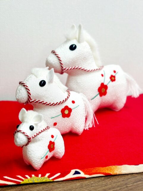 よしとよ京都駅店です🍁
来年、2026年の干支は「午」🐎
ちりめんのお正月飾りはいかがですか？
縁起のよい白いお馬さんが福を運んでくれます✨
玄関やお部屋にどうぞ♪🎍

☑︎ちりめん福午 大・中・小
┈┈┈┈┈┈┈┈┈┈┈┈┈┈┈┈┈┈┈┈┈┈┈┈┈
【取扱店舗】京都駅店｜オンラインショップ
⚠︎よしとよ店舗によって取り扱い商品が異なります！

#干支飾り #干支置物 #午年 #福午
#お正月飾り#開運招福 #縁起物
#京都駅お土産 #kyototravel #よしとよ京都駅店