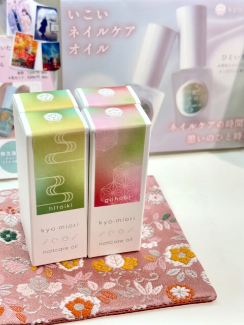 【新発売】 kyo･miori #いこいネイルケアオイル 
よしとよに入荷しました！

＼安らぐふたつの香り／
💚 hitoiki｜ひといき
グリーンティーをイメージしたさっぱりとした甘さの香り
🩷gohobi｜ごほうび
桜もちをイメージした甘く華やかな香り

スッと肌になじむさらりとしたオイルです！
指先や爪周りのケアにおすすめ✨
どちらの香りでネイルケアする？💚⸜(*ˊᗜˋ*)⸝🩷？

☑︎いこいネイルケアオイル 
┈┈┈┈┈┈┈┈┈┈┈┈┈┈┈┈┈┈┈┈┈┈┈┈┈
【取扱店舗】京都駅店｜嵐山店

#kyomiori #ネイルケア #ひといき #ごほうび
#hitoiki #gohobi #ネイルオイル#京都お土産 
#kyototravel #よしとよ京都駅店 #よしとよ嵐山店