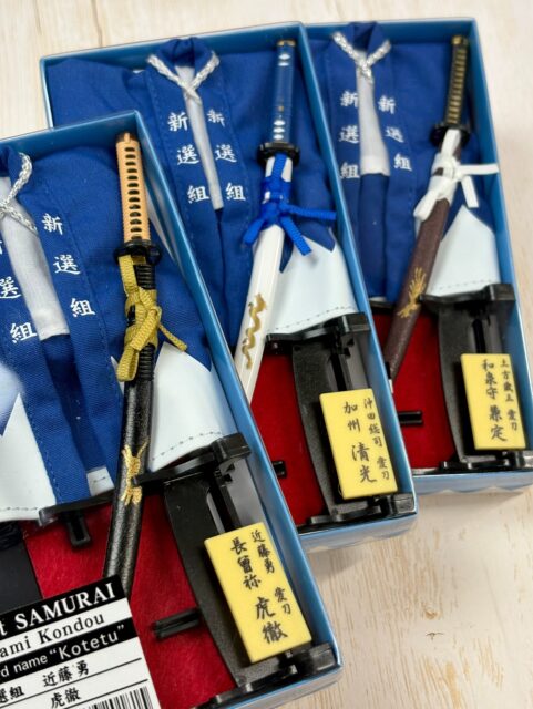 ▼▼▼新選組好きさん必見！▼▼▼

☑︎近藤  勇（愛刀・長曽祢 虎徹 ）
☑︎土方 歳三（愛刀・和泉守 兼定）
☑︎沖田 総司（愛刀・加州 清光）

歴史を彩った三振りの名刀を金属の刀身と
布製の羽織でリアルに再現したミニチュアセット⚔️
掛け台・羽織掛け・台座まで揃っていて
飾れば一気に、新選組の世界観が完成✨

インテリアにも◎お土産にも◎
推し活にもおすすめです⸜(*ˊᗜˋ*)⸝ 

☑︎日本名刀シリーズ 新選組羽織セット
┈┈┈┈┈┈┈┈┈┈┈┈┈┈┈┈┈┈┈┈┈┈┈┈┈
【取扱店舗】嵐山店
⚠︎よしとよ店舗によって取り扱い商品が異なります！

#新選組 #近藤勇 #沖田総司#土方歳三 #samurai
#刀剣好き #長曽祢虎徹#和泉守兼定#加州清光
#sword #京都お土産 #kyototravel #よしとよ嵐山店
