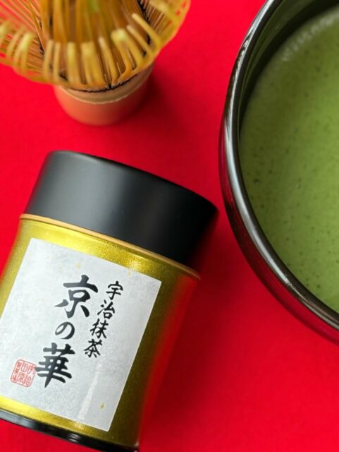 京都・宇治 国産抹茶「京の華」
石臼で1時間に挽ける量は、わずか約35g
時間と手間をかけた、希少で贅沢なお抹茶です！

ふわっと広がる抹茶の香り🍃
ほんのり甘くて、やさしい苦み。
点てても、お菓子に使っても◎

おうちでもホッと一服してください🍵💭

☑︎特選 御抹茶 京の華40g
┈┈┈┈┈┈┈┈┈┈┈┈┈┈┈┈┈┈┈┈┈┈┈┈┈
【取扱店舗】嵐山店
⚠︎よしとよ店舗によって取り扱い商品が異なります！

#御抹茶 #宇治抹茶 #京の華 #抹茶好き#抹茶 
#matcha #ujimatcha #京都抹茶 #日本茶文化 
#京都お土産 #kyototravel #よしとよ嵐山店