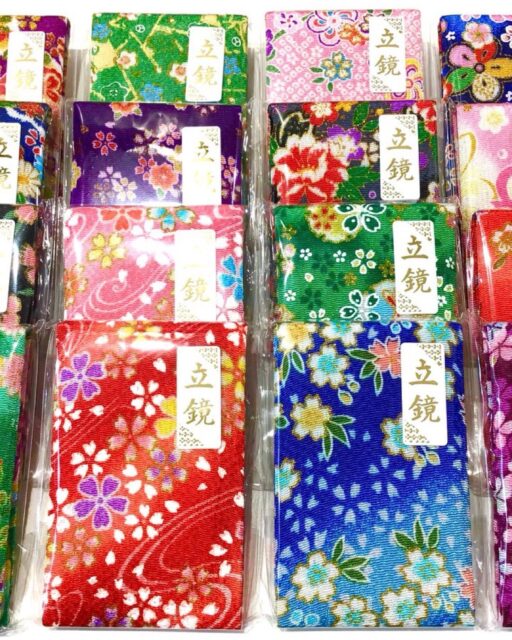 よしとよ京都駅店です！
旅のお土産に和風な立ち鏡はいかがですか？
親しみやすいちりめん生地でほっこり❀·°
レトロさも華やかさも◎
手のひらサイズで持ち運びにも便利な立ち鏡です！

☑︎ちりめん立ち鏡
┈┈┈┈┈┈┈┈┈┈┈┈┈┈┈┈┈┈┈┈┈┈┈┈┈
【取扱店舗】京都駅店
⚠︎よしとよ店舗によって取り扱い商品が異なります！

#立鏡 #ちりめん小物 #友禅 
#京都駅お土産 #よしとよ京都駅店