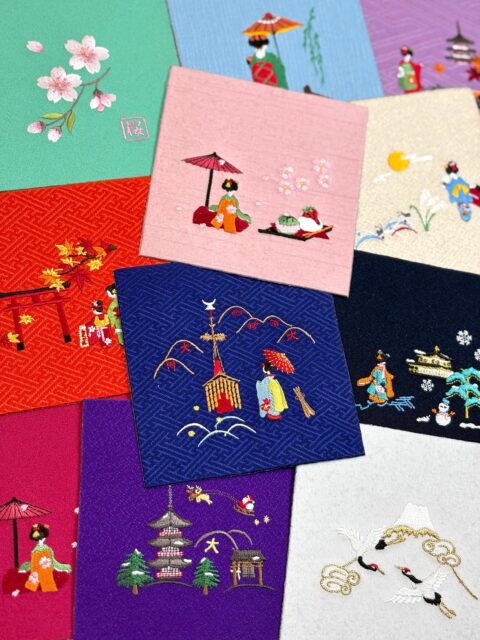 四季折々、京都を彩るお花や名所が刺繍された
京都らしいコースター🍵 おみやげにも◎
いろいろな柄がいっぱい揃っています！

コースターとして使うにはもったいない！という方には…
専用タペストリーに装着すると壁飾りに！
小さな額にいれて飾ってもいいですね！

☑︎刺繍入りコースター
┈┈┈┈┈┈┈┈┈┈┈┈┈┈┈┈┈┈┈┈┈┈┈┈┈
【取扱店舗】京都駅店｜嵐山店
⚠︎よしとよ店舗によって取り扱い商品が異なります！

#刺繍入りコースター #京都お土産 #よしとよ嵐山店 
#よしとよ京都駅店 #kyotojapan