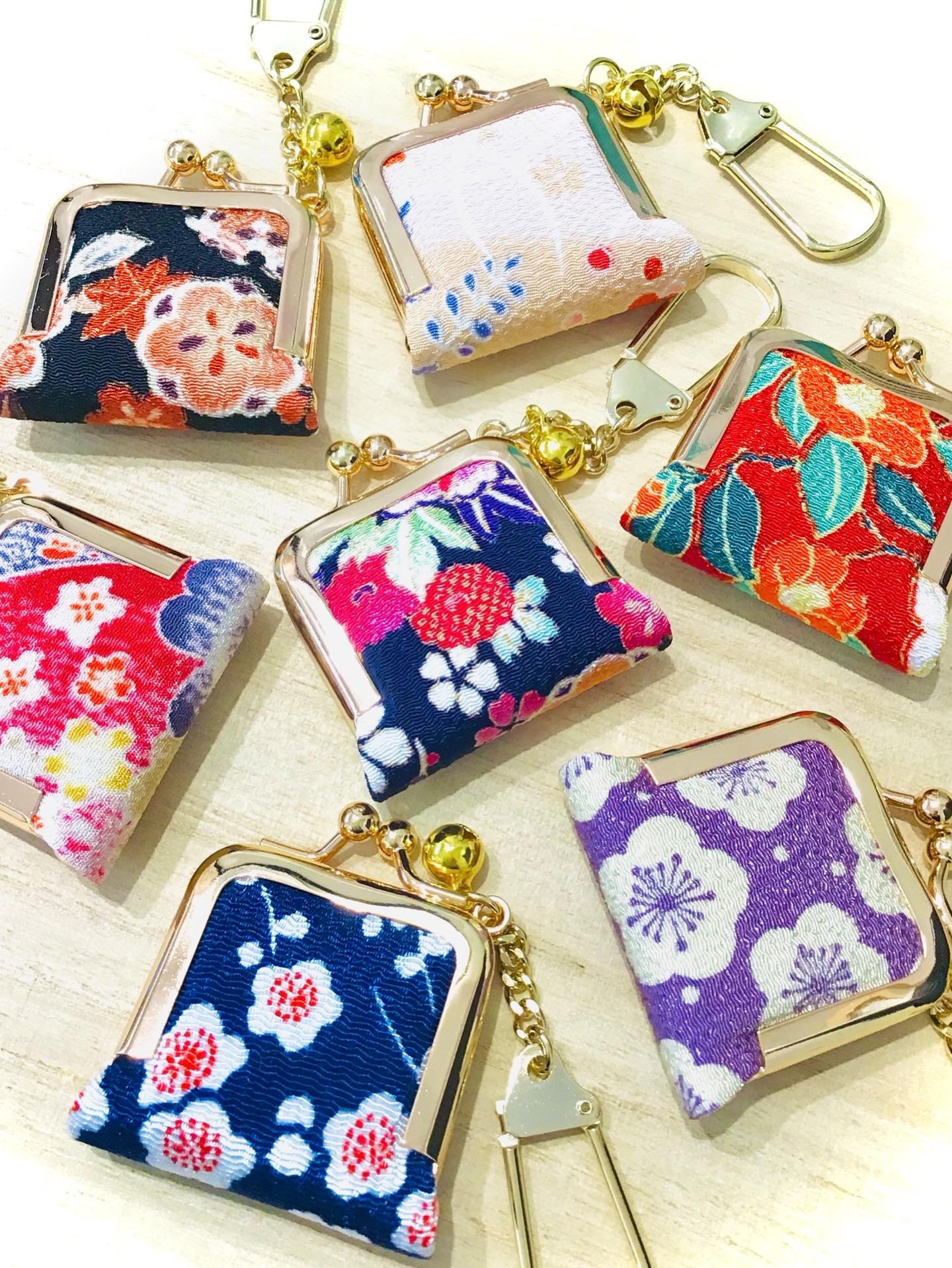 よしとよ京都駅店です👛
ピアス迷子になりがちなあなたへ贈る
友禅がま口ピアス入れ✨
小さなバッグに入れても
かさばらないサイズ感が魅力的♪♪

☑︎ 友禅がま口ピアス入れ
┈┈┈┈┈┈┈┈┈┈┈┈┈┈┈┈┈┈┈┈┈┈┈┈┈
【取扱店舗】京都駅店｜嵐山店
⚠︎よしとよ店舗によって取り扱い商品が異なります！

#友禅がま口 #アクセサリーケース #京都お土産 
#よしとよ京都駅店 #kyotojapan