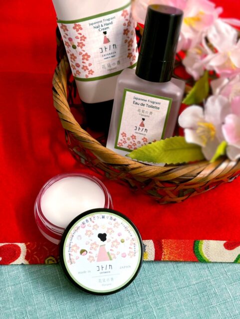 【新発売】🍡コトノカ 花見の香🌸
＼\ 🌸新しい春の香り登場です🌸 /／

満開の桜の下で味わう桜餅から着想を得た
ふわっと甘くて春の余韻まで楽しめちゃうお花見の香り！

🍡練り香水
🍡オードトワレ
🍡ネイル&ハンドクリーム

桜を待つそわそわも
ほっぺがほころぶ桜餅の香りも
桜満開の美しい景色も
しあわせな春の記憶がひとつの香りになったみたい♡
京都らしい春の香りをお楽しみください🌸

☑︎ コトノカ 花見の香
┈┈┈┈┈┈┈┈┈┈┈┈┈┈┈┈┈┈┈┈┈┈┈┈┈
【取扱店舗】京都駅店｜嵐山店

#コトノカ花見の香 #桜餅の香り #京都お土産 
#よしとよ #kyotojapan