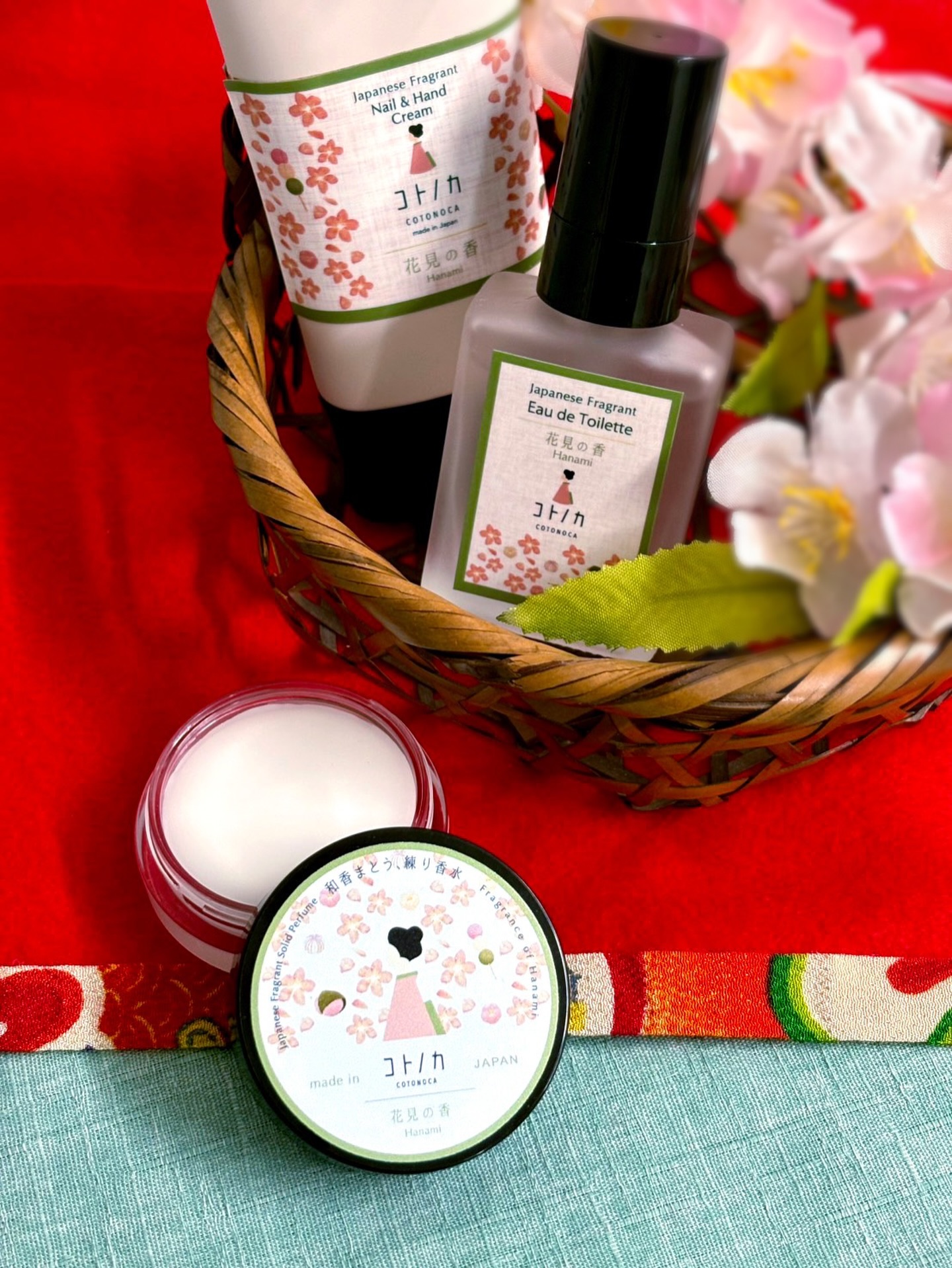 【新発売】🍡コトノカ 花見の香🌸
＼\ 🌸新しい春の香り登場です🌸 /／

満開の桜の下で味わう桜餅から着想を得た
ふわっと甘くて春の余韻まで楽しめちゃうお花見の香り！

🍡練り香水
🍡オードトワレ
🍡ネイル&ハンドクリーム

桜を待つそわそわも
ほっぺがほころぶ桜餅の香りも
桜満開の美しい景色も
しあわせな春の記憶がひとつの香りになったみたい♡
京都らしい春の香りをお楽しみください🌸

☑︎ コトノカ 花見の香
┈┈┈┈┈┈┈┈┈┈┈┈┈┈┈┈┈┈┈┈┈┈┈┈┈
【取扱店舗】京都駅店｜嵐山店

#コトノカ花見の香 #桜餅の香り #京都お土産 
#よしとよ #kyotojapan