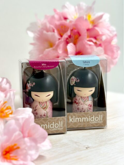 おしゃれなこけしのキーホルダー“kimmidoll”
一つ一つ日本の女性の名前やテーマが
付けられていて、表情やメイクも違うんです✨
🌸春らしく桜柄のお着物をきた
「SAKURA」と「MIO」をピックアップ💗
お店にはかわいいこけしちゃん達がそろっています!
お気に入りの子を見つけてください🌸
☑︎ kimmidoll
┈┈┈┈┈┈┈┈┈┈┈┈┈┈┈┈┈┈┈┈┈┈┈┈┈
【取扱店舗】京都駅店|嵐山店
⚠︎よしとよ店舗によって取り扱い商品が異なります!
#キミドール#kimmidoll #こけし人形
#京都お土産 #よしとよ嵐山店