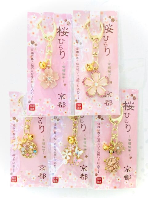 桜ひらり🌸きらりと輝く「幸福桜守」
見てるだけでしあわせな気持ちになれる(*´ᗜ`*)🫶
桜モチーフのお守りキーホルダー！
おみやげにもぴったり◎
春を連れて帰ってくださいね♪

☑︎ 幸福桜守キーホルダー
┈┈┈┈┈┈┈┈┈┈┈┈┈┈┈┈┈┈┈┈┈┈┈┈┈
【取扱店舗】京都駅店
⚠︎よしとよ店舗によって取り扱い商品が異なります！

#桜キーホルダー #桜守り #京都お土産 
#よしとよ京都駅店 #kyotojapan