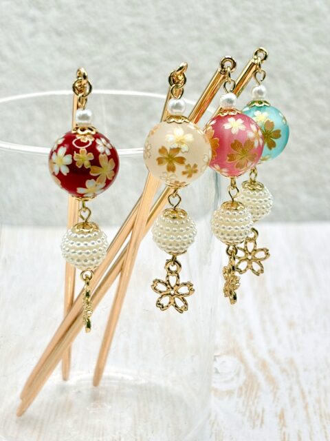 季節を問わず人気✨
ゆらりと揺れる桜モチーフの髪飾り🌸

桜のチャームが揺れるたび、ちょっと気分も上がる♪

ヘアアレンジにさりげない和のアクセントを🌸
落ち着いた華やかさのある簪です👘

☑︎桜チャーム付き簪
┈┈┈┈┈┈┈┈┈┈┈┈┈┈┈┈┈┈┈┈┈┈┈┈┈
【取扱店舗】嵐山店
⚠︎よしとよ店舗によって取り扱い商品が異なります！

#かんざし #よしとよ #よしとよ嵐山店
#京都お土産 #よしとよ嵐山店