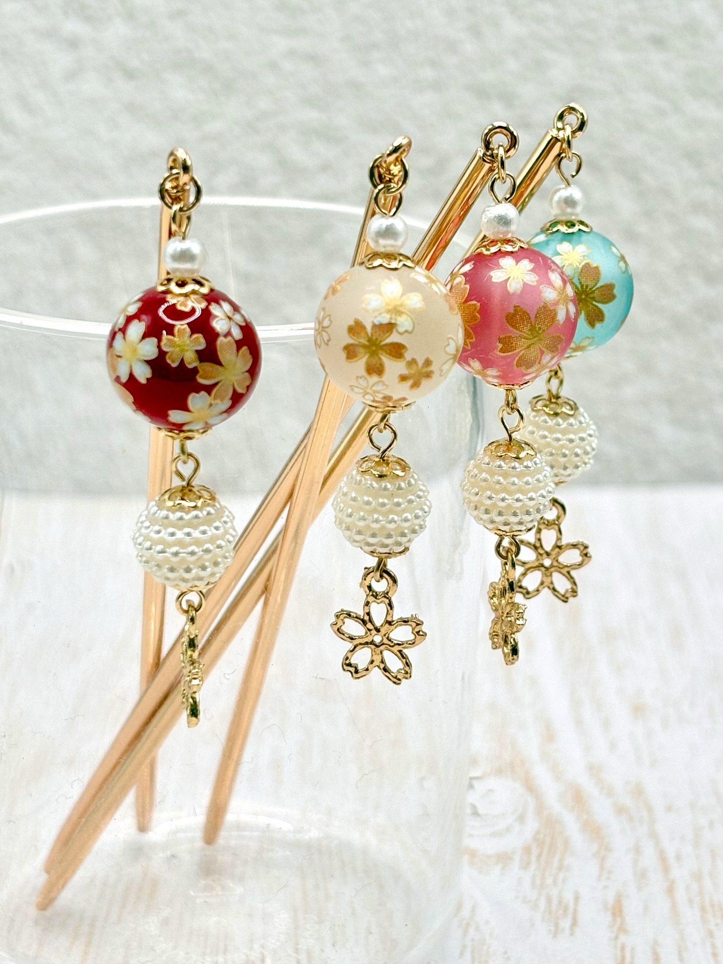 季節を問わず人気✨
ゆらりと揺れる桜モチーフの髪飾り🌸

桜のチャームが揺れるたび、ちょっと気分も上がる♪

ヘアアレンジにさりげない和のアクセントを🌸
落ち着いた華やかさのある簪です👘

☑︎桜チャーム付き簪
┈┈┈┈┈┈┈┈┈┈┈┈┈┈┈┈┈┈┈┈┈┈┈┈┈
【取扱店舗】嵐山店
⚠︎よしとよ店舗によって取り扱い商品が異なります！

#かんざし #よしとよ #よしとよ嵐山店
#京都お土産 #よしとよ嵐山店