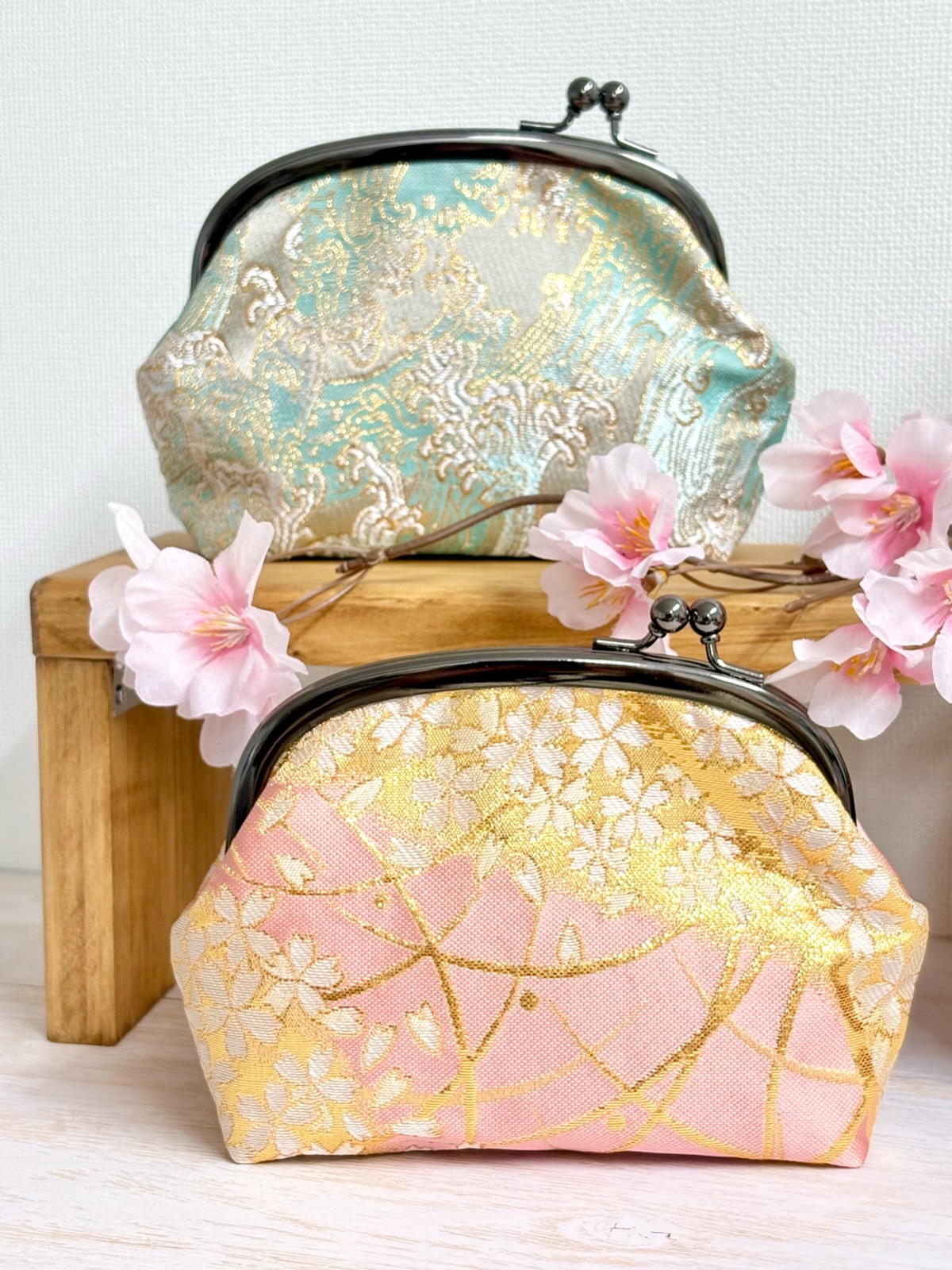爽やかな色合いが春夏にぴったり！
西陣織化粧ポーチ🌸

がま口タイプでパカっと大きく開きます！
コスメや小物の収納にどうぞ◎

よしとよ嵐山店の西陣織小物は
お手頃な価格なので気軽に使えます✨
色、柄の入荷はその日次第！
店頭でお気に入りのデザインを見つけてください🎶

☑︎がま口西陣織化粧ポーチ┈┈┈┈┈┈┈┈┈┈┈┈┈┈┈┈┈┈┈┈┈┈┈┈┈
【取扱店舗】嵐山店
⚠︎よしとよ店舗によって取り扱い商品が異なります！

#がま口ポーチ #西陣織 #コスメポーチ
#京都お土産 #よしとよ嵐山店