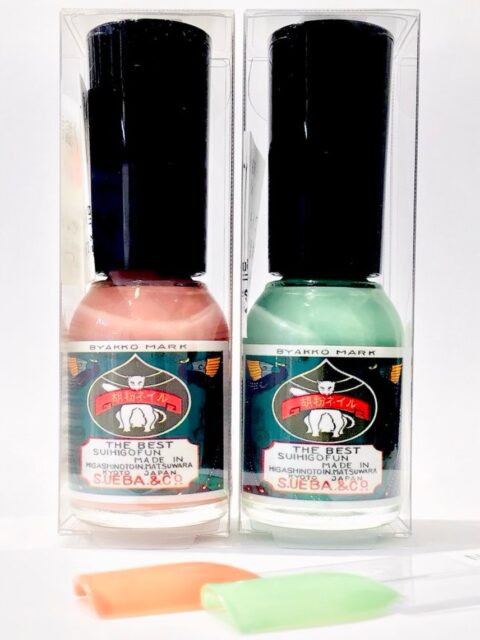 よしとよ京都駅店です！
上羽絵惣 胡粉ネイル2026年春の新色入荷しています🌱

☑︎さわらび色
春の芽吹きを感じさせる爽やかで優しい緑色
☑︎ 一斤染(いっこんぞめ)
桜花を思わせるほんのり淡い優しい紅色

手元を見るたび気持ちが和らいでいく
春らしい2色をお楽しみください💅

◆胡粉ネイルとは
＊胡粉（ホタテ貝殻粉末）のミネラルが爪を優しく保護。
＊刺激臭がなく軽やかな塗り心地。
＊アルコールで落とせる水性ネイルです。
┈┈┈┈┈┈┈┈┈┈┈┈┈┈┈┈┈┈┈┈┈┈┈┈┈
【取扱店舗】京都駅店
⚠︎よしとよ店舗によって取り扱い商品が異なります！

#上羽絵惣 #胡粉ネイル #春ネイル 
#京都お土産 #よしとよ京都駅店