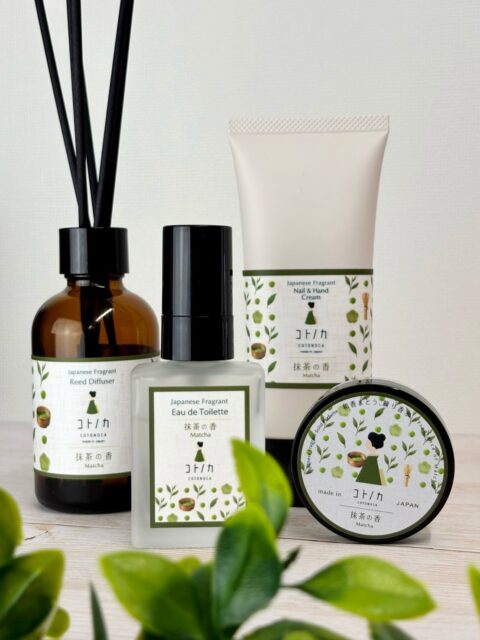 ＼5月3日より店頭販売開始！／
【新発売】コトノカ 抹茶の香 

茶畑から抹茶への移ろいを香りにした🌿
日本のお茶文化が楽しめるフレグランスが登場！

コトノカ 抹茶の香
🍃練り香水
🍃オードトワレ
🍃ネイル&ハンドクリーム
🍃リードディフューザー

茶畑の爽やかな香りから始まり、やがて
点てた抹茶の泡を思わせる甘さがふわり🍵
静かで穏やかな時間を感じる
和の香りをお楽しみください🍃
　

☑︎コトノカ　抹茶の香┈┈┈┈┈┈┈┈┈┈┈┈┈┈┈┈┈┈┈┈┈┈┈┈┈
【取扱店舗】京都駅店｜嵐山店

#コトノカ抹茶の香 #抹茶の香り #京都お土産 
#よしとよ #kyotojapan