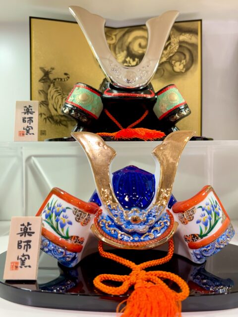 小さくてもかっこいい卓上サイズの#出世兜

兜は、子どもの成長と健康を願い
災厄から身を守る「厄除け」の意味が込められている
日本伝統の飾り🎏

こどもの日だけじゃもったいない！！
和のインテリアとして一年中飾っても◎
日本のおみやげにおすすめです🇯🇵

☑︎ 出世兜
┈┈┈┈┈┈┈┈┈┈┈┈┈┈┈┈┈┈┈┈┈┈┈┈┈
【取扱店舗】嵐山店
⚠︎よしとよ店舗によって取り扱い商品が異なります！

#こどもの日#端午の節句 
#京都お土産 #よしとよ嵐山店