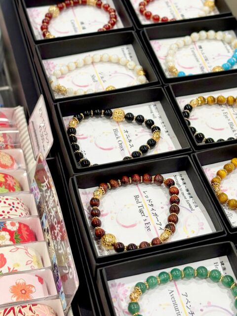 よしとよ嵐山店 です| ᐕ)⁾⁾
素敵なパワーストーンのブレスレット入荷しています!
手毬をイメージして作られている
天然石の#彩りてまりブレスレット
丸い形には円満・良縁・物事が丸く収まるようにと
願いが込められていると言われています!
天然石が持つパワーにしあわせを願って
身につけるといいことあるかも| ᐕ)ノ⸝⋆⸝⋆
☑︎彩りてまりブレスレット┈┈┈┈┈┈┈┈┈┈┈┈┈┈┈┈┈┈┈┈┈┈┈┈┈
【取扱店舗】嵐山店
⚠︎よしとよ店舗によって取り扱い商品が異なります!
#天然石ブレスレット #パワーストーン
#京都お土産 #よしとよ嵐山店