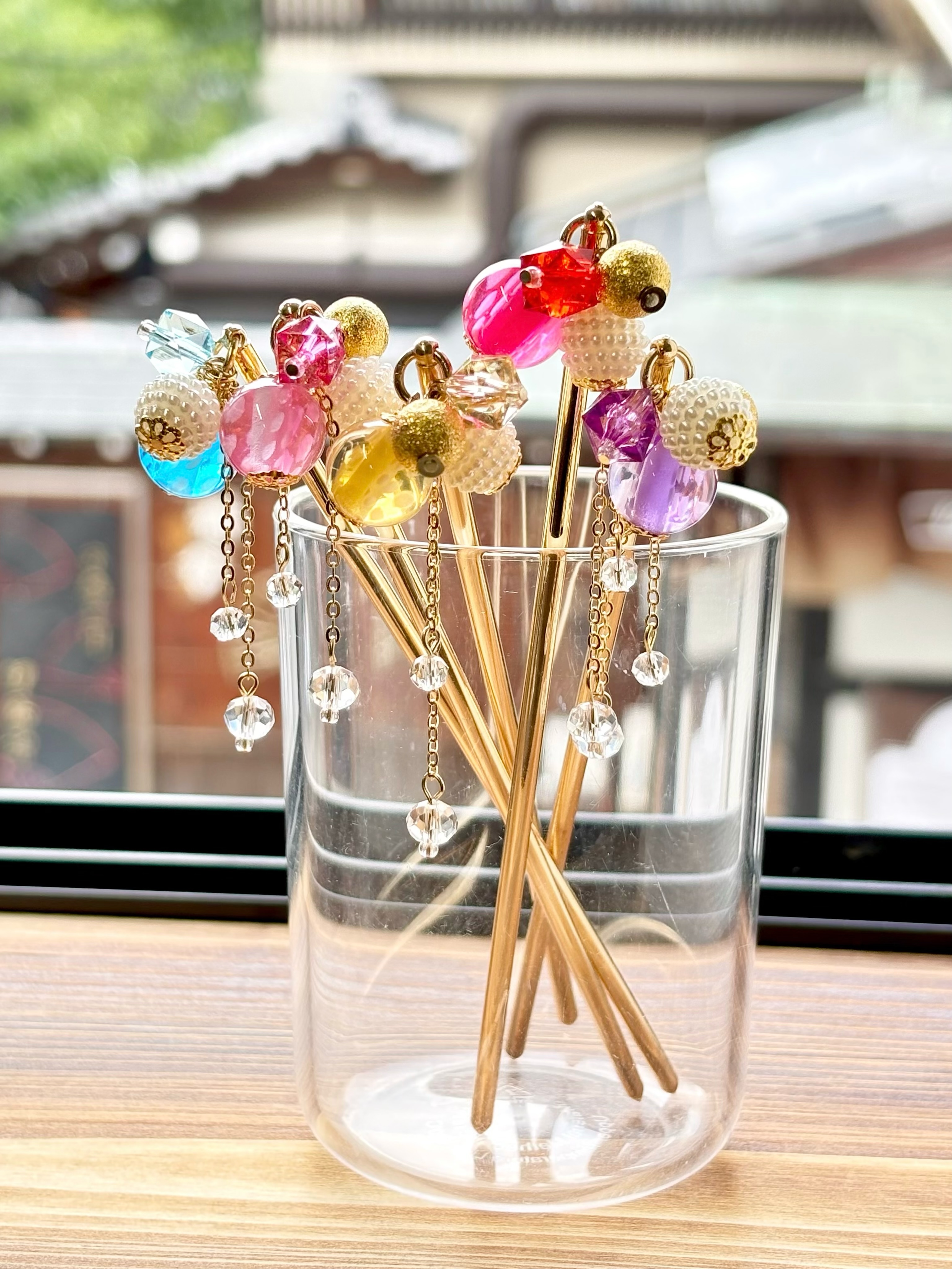 簪-kanzashi-
光を取り込みキラッと揺れるビーズの簪🌸
カラフルでポップな5色展開!
お団子ヘアに簪を挿すだけで涼しげで
可愛いまとめ髪ができあがります🌟
浴衣にもカジュアルコーデにも◎
差し色としてほかの簪と合わせても◎
☑︎ビーズ簪
┈┈┈┈┈┈┈┈┈┈┈┈┈┈┈┈┈┈┈┈┈┈┈┈┈
【取扱店舗】嵐山店
⚠︎よしとよ店舗によって取り扱い商品が異なります!
#かんざし #よしとよ #よしとよ嵐山店
#京都お土産 #よしとよ嵐山店
