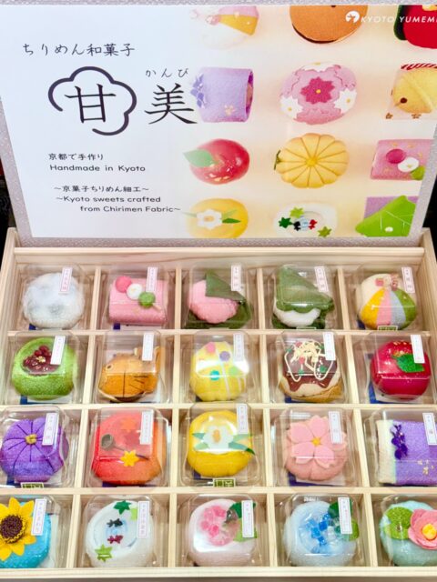 よしとよ嵐山店🌸『ちりめん和菓子』入荷しています!
豆大福に桜餅、三色だんごにたいやき
どれも🤤おいしそう!!
お抹茶🍵に合いそうな生菓子ですが
ちりめん細工なので【⚠️食べれません⚠️】
京都の職人がひとつひとつ心を込めて
すべて手作業で作り上げています!
季節のお飾りやお花、推しぬいと一緒に
可愛く飾ってくださいませ🍡🧸
☑︎ちりめん和菓子 甘美
┈┈┈┈┈┈┈┈┈┈┈┈┈┈┈┈┈┈┈┈┈┈┈┈┈
【取扱店舗】嵐山店
⚠︎よしとよ店舗によって取り扱い商品が異なります!
#ちりめん細工 #和菓子 #よしとよ嵐山店
#京都お土産 #よしとよ嵐山店