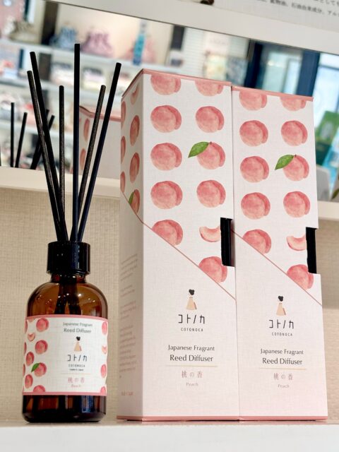 桃のシーズン到来🍑✨
コトノカ人気の ( '▽'o[ 桃の香 ]o もう試しましたか？
少し青さが残るリアルな桃の香り！
甘すぎずこれから熟していくそんなイメージ🌿

今春に登場してから人気上昇中★ˊ˗
リードディフューザー 桃の香🍑
優しく爽やかな桃の香りがお部屋に広がります！

☑︎コトノカ リードディフューザー 桃の香
┈┈┈┈┈┈┈┈┈┈┈┈┈┈┈┈┈┈┈┈┈┈┈┈┈
【取扱店舗】京都駅店｜嵐山店｜オンラインショップ

#コトノカ #リードディフューザー #桃の香
#京都お土産 #よしとよ