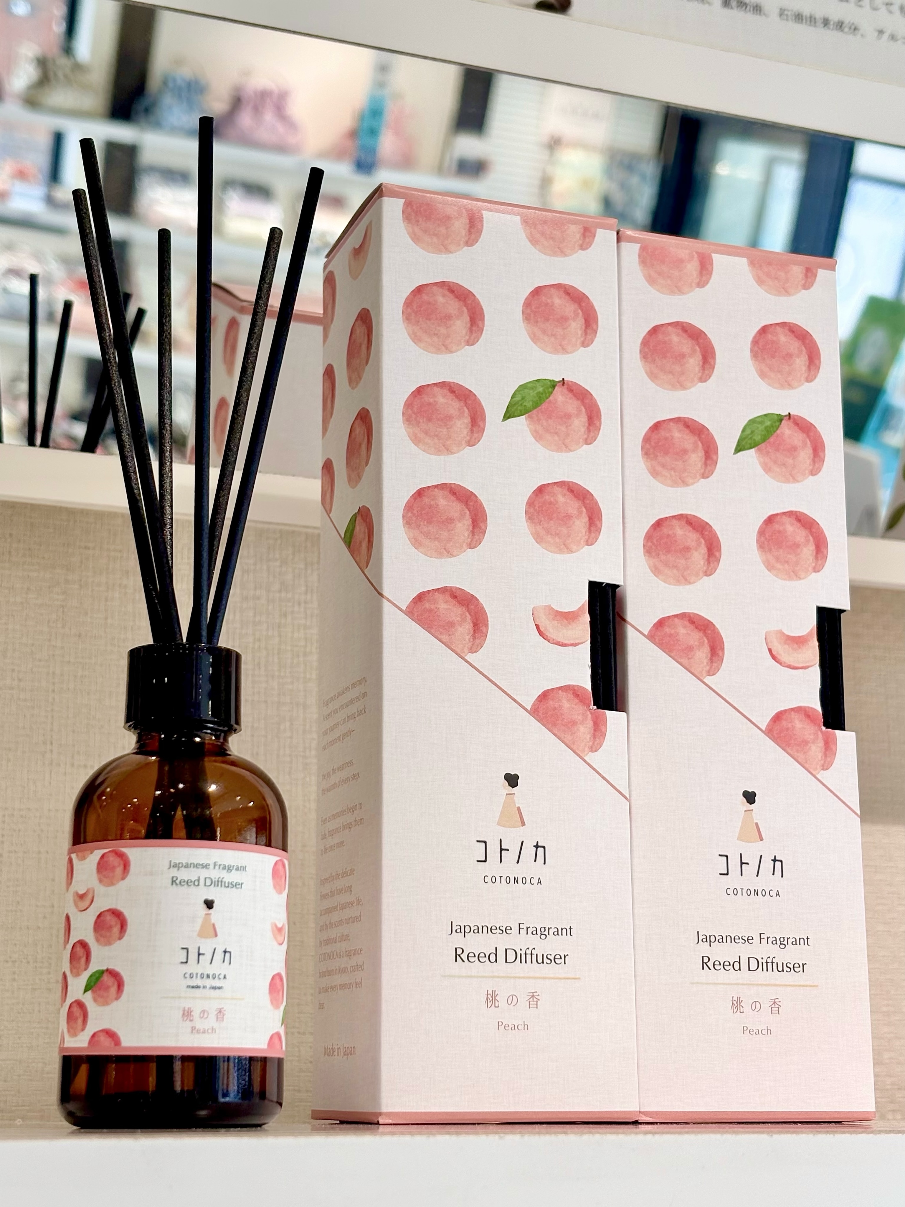 桃のシーズン到来🍑✨
コトノカ人気の ( '▽'o[ 桃の香 ]o もう試しましたか？
少し青さが残るリアルな桃の香り！
甘すぎずこれから熟していくそんなイメージ🌿

今春に登場してから人気上昇中★ˊ˗
リードディフューザー 桃の香🍑
優しく爽やかな桃の香りがお部屋に広がります！

☑︎コトノカ リードディフューザー 桃の香
┈┈┈┈┈┈┈┈┈┈┈┈┈┈┈┈┈┈┈┈┈┈┈┈┈
【取扱店舗】京都駅店｜嵐山店｜オンラインショップ

#コトノカ #リードディフューザー #桃の香
#京都お土産 #よしとよ