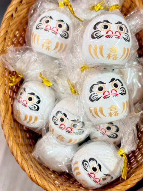 おみやげに人気の風水だるま「白」だけ入荷！！
白いだるまは合格祈願・目標達成など
新しいスタートを応援する色📣✨

受験や叶えたい目標がある人におすすめ！
願いを込め縁起の良い『白いだるま🤍』
飾ってみてはいかがでしょう★ˊ˗

☑︎風水だるま 白
┈┈┈┈┈┈┈┈┈┈┈┈┈┈┈┈┈┈┈┈┈┈┈┈┈
【取扱店舗】嵐山店

#風水だるま #合格祈願 #縁起物
#京都お土産 #よしとよ