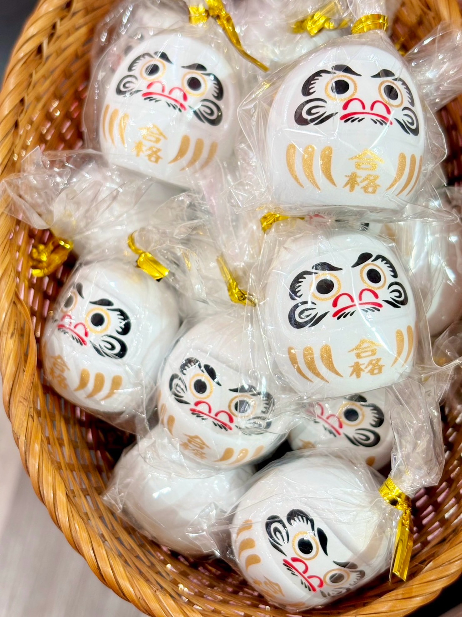 おみやげに人気の風水だるま「白」だけ入荷！！
白いだるまは合格祈願・目標達成など
新しいスタートを応援する色📣✨

受験や叶えたい目標がある人におすすめ！
願いを込め縁起の良い『白いだるま🤍』
飾ってみてはいかがでしょう★ˊ˗

☑︎風水だるま 白
┈┈┈┈┈┈┈┈┈┈┈┈┈┈┈┈┈┈┈┈┈┈┈┈┈
【取扱店舗】嵐山店

#風水だるま #合格祈願 #縁起物
#京都お土産 #よしとよ