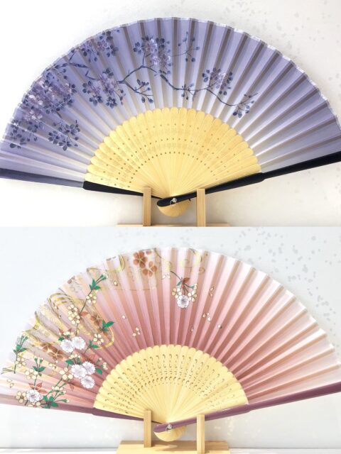 暑い夏に🫠🫠🫠
軽くてスリムな扇子はいかがでしょうか？
電池や充電🪫不要！！音を気にせず
いつでもどこでもさっと扇げて
心地よく涼めます🪭
夏のお出かけに大活躍です！！

☑︎扇子
┈┈┈┈┈┈┈┈┈┈┈┈┈┈┈┈┈┈┈┈┈┈┈┈┈
【取扱店舗】京都駅店｜嵐山店

#扇子 #japanesefan #夏小物
#京都お土産 #よしとよ