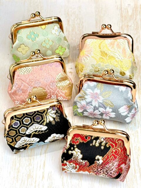 お手頃な価格の西陣織アイテム！
#西陣織がま口 小銭入れケース👛

ポップな柄も縁起のよい吉祥柄もあります！
手のひらにころんと収まる小さめサイズ🤲
小銭やアクセサリー入れにどうぞ◎
色・柄はランダムで入荷しています！
お気に入りのデザインを見つけたら
| ᐕ)ﾉ ✨即ゲット✨してください🎶

☑︎西陣織がま口小銭入れケース┈┈┈┈┈┈┈┈┈┈┈┈┈┈┈┈┈┈┈┈┈┈┈┈┈
【取扱店舗】嵐山店
⚠︎よしとよ店舗によって取り扱い商品が異なります！

#がま口 #gamaguchi 
#京都お土産 #よしとよ嵐山店