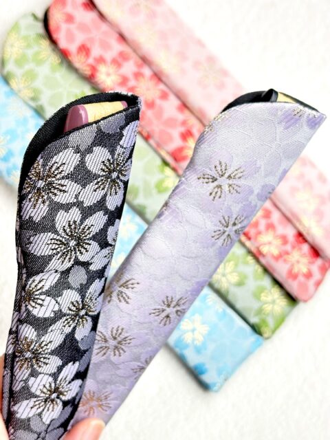 よしとよ京都駅店です!
普段、扇子を鞄にそのまま入れて持ち歩いているあなたに・:*
#扇子入れ おすすめです🙌
鞄からスッと取り出せて大切な扇子を
優しく収納してくれる扇子を入れる袋!
鞄の中で勝手に開いたり汚れからも守ってくれます!
この夏🌻粋に扇子を持ち歩いてみませんか🪭
☑︎扇子入れ
┈┈┈┈┈┈┈┈┈┈┈┈┈┈┈┈┈┈┈┈┈┈┈┈┈
【取扱店舗】京都駅店|嵐山店
⚠︎よしとよ店舗によって取り扱い商品が異なります!
#扇子袋 #扇子ケース
#京都お土産 #よしとよ