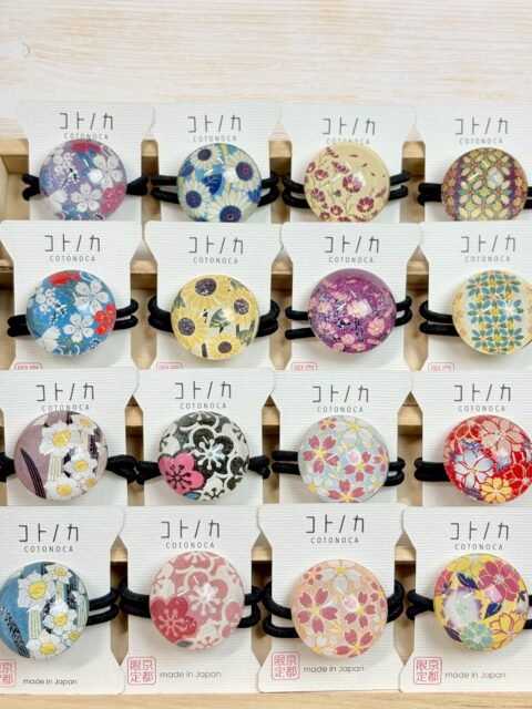 ガラスの中で咲く季節の花のアクセサリー🌸
コトノカ #ガラスヘアゴム
サッと結ぶだけでさりげなく華やかさをプラス✨
シンプルなヘアアレンジもアクセントになる!
好きな花や季節に合わせて
お気に入りのデザインをみつけてください!
心なごむアイテムで毎日をもっと楽しく♪
☑︎コトノカ ガラスヘアゴム┈┈┈┈┈┈┈┈┈┈┈┈┈┈┈┈┈┈┈┈┈┈┈┈┈
【取扱店舗】京都駅店|嵐山店|オンラインショップ
#コトノカヘアゴム #ヘアアクセサリー
#京都お土産 #よしとよ