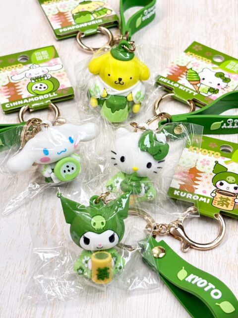 京都限定💚サンリオ ラバー立体キーホルダー
抹茶ソフトクリームに抹茶ロール、抹茶プリン!
京都で抹茶スイーツを堪能している🍵
ハローキティ、クロミ、シナモロール、ポムポムプリンが
立体キーホルダーに!
サンリオ好きさんも抹茶好きさんもグリーン好きさんも🍃
京都ならではのサンリオグッズぜひゲットしてください!
☑︎サンリオ ラバー立体キーホルダー
┈┈┈┈┈┈┈┈┈┈┈┈┈┈┈┈┈┈┈┈┈┈┈┈┈
【取扱店舗】京都駅店|嵐山店
#sanrio #サンリオ立体キーホルダー #抹茶
#京都限定お土産 #よしとよ