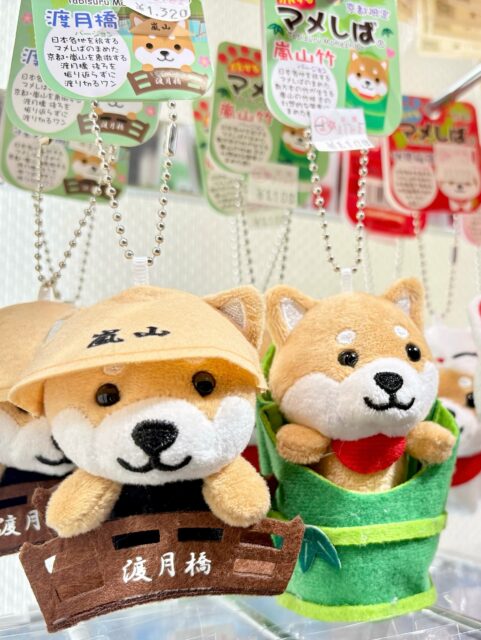 旅するマメしば´•ᴥ•`🐾
渡月橋バージョンと嵐山竹バージョン
嵐山の観光スポットをモチーフにした可愛いぬい💓
旅の記念にも、マメしばコレクションにも◎
京都のおみやげにどうぞ!
よしとよ嵐山店に入荷してますฅ´•ᴥ•`ฅ
☑︎旅するマメしば 渡月橋|嵐山竹
┈┈┈┈┈┈┈┈┈┈┈┈┈┈┈┈┈┈┈┈┈┈┈┈┈
【取扱店舗】嵐山店
⚠︎店舗によってお取り扱い商品・入荷状況異なります!
#旅するマメしば#ご当地マメしば #マメしば
#京都限定お土産 #よしとよ