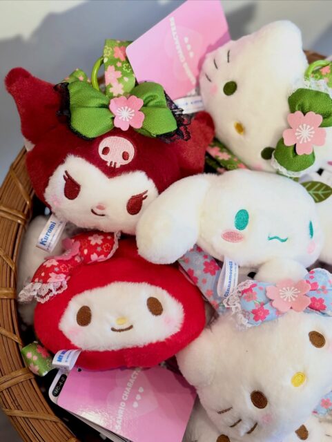 よしとよ嵐山店です🌸
サンリオのフェイス型タグマスコットが入荷しました！
ふわふわフェイスが可愛いです ꉂ • ༚ • ིྀต🩷
丸カラビナがついているので装着カンタン👜✨

お取り扱いしているのは
🩷桜着物 
ハローキティ・マイメロ
💚抹茶着物 
ハローキティ・クロミ・シナモロール

☑︎ Sanrioフェイスタグマスコット
┈┈┈┈┈┈┈┈┈┈┈┈┈┈┈┈┈┈┈┈┈┈┈┈┈
【取扱店舗】嵐山店
⚠︎よしとよ店舗によって取り扱い商品が異なります！

#友禅がま口 #アクセサリーケース #京都お土産 
#よしとよ京都駅店 #kyotojapan